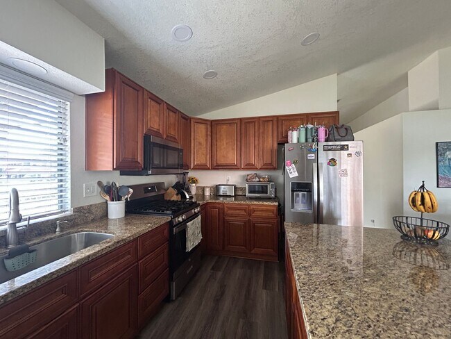 Building Photo - Beautiful 3 Bedroom 2 Bath Home in Redlands!