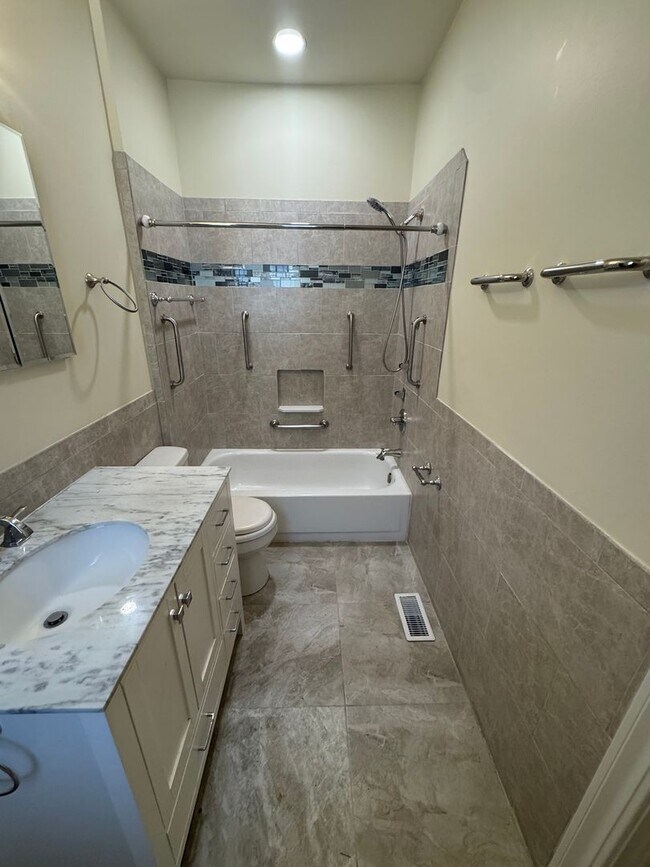 Building Photo - Charming Pet Friendly House 2 Bedroom/1.5 ...