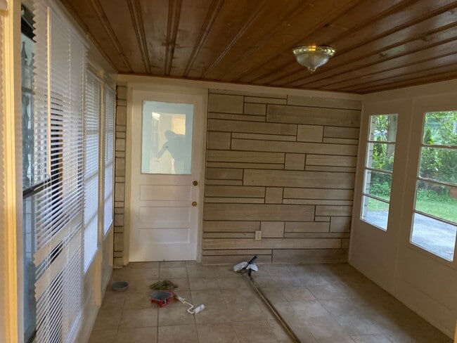 Building Photo - Gorgeous 2 bedroom1 bathoom mid-centutry r...