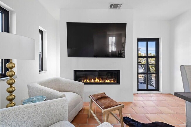 Building Photo - 2701 Bumble Bee Dr