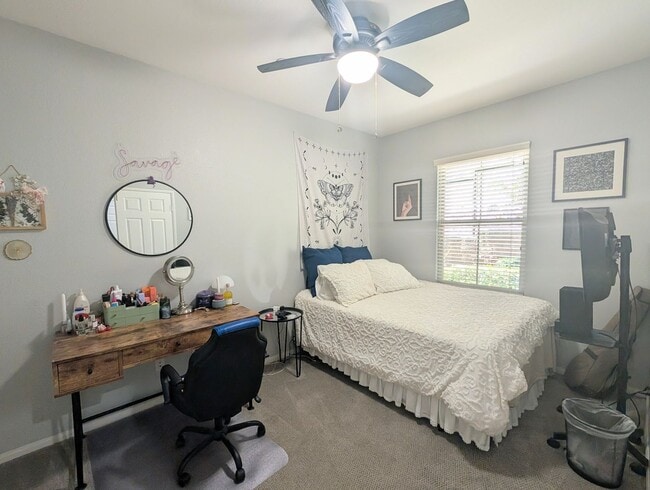 Building Photo - Stunning Modern End Unit Tri Level Condo i...