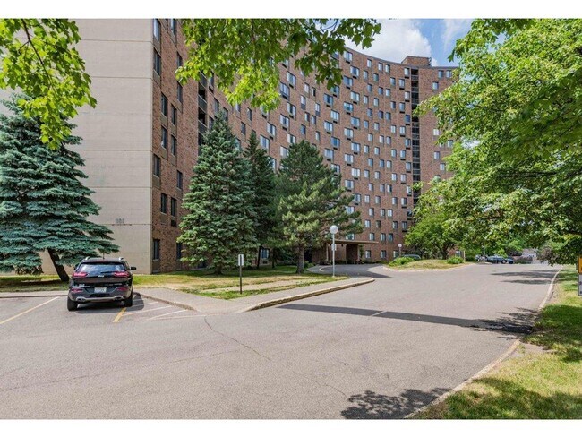 Building Photo - Spacious one-bedroom, one-bath condo in a fantastic St. Paul location!
