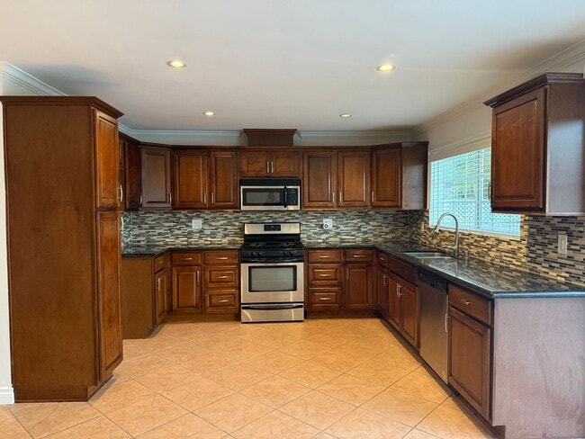 Building Photo - Open Thursday 12/11 3-4pm Private HOME 3bed/2 bath + POOL in Woodland Hills!