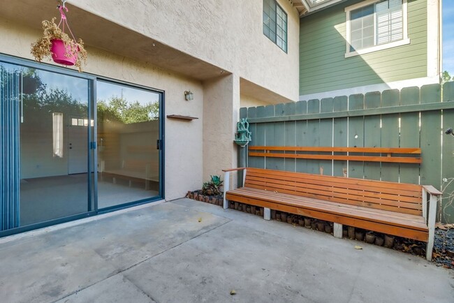 Building Photo - 3 bed, 2.5 bth, CONDO in ESCONDIDO