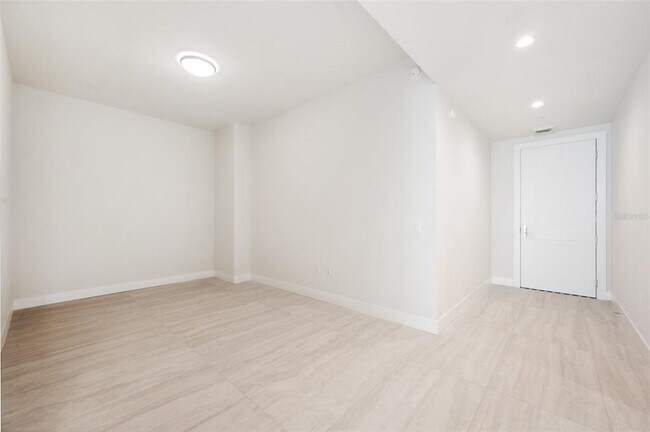 Building Photo - 301 1st St S