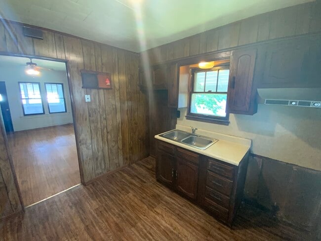 Building Photo - 208 Stroup St