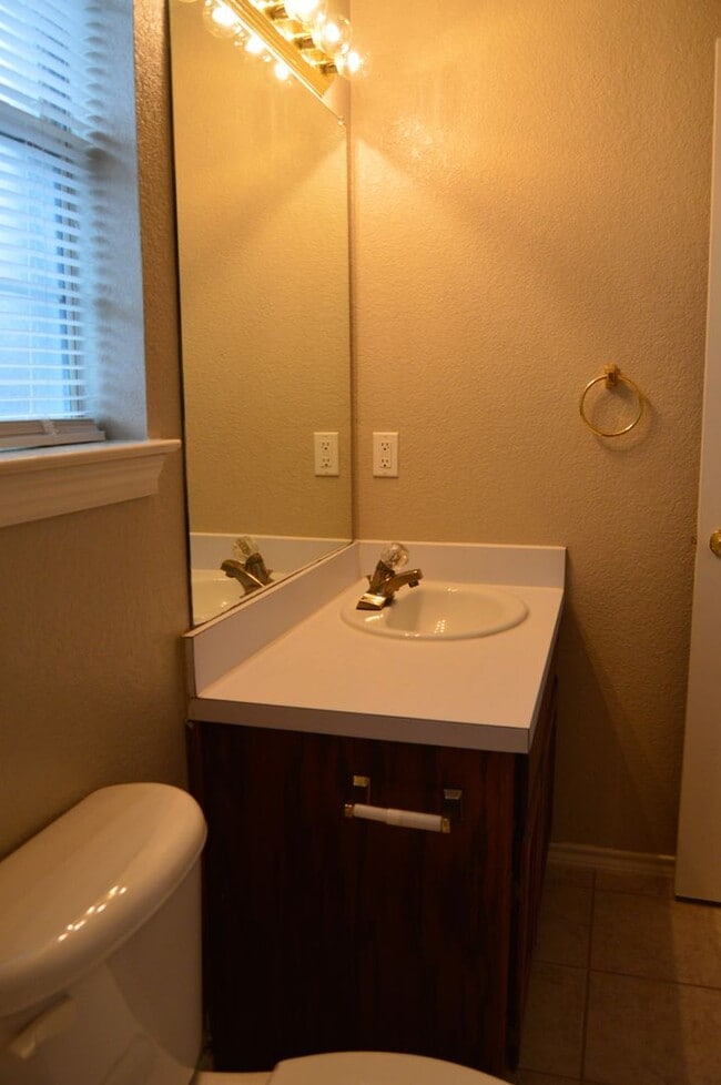 Building Photo - Updated 3-2-2 Home For Lease