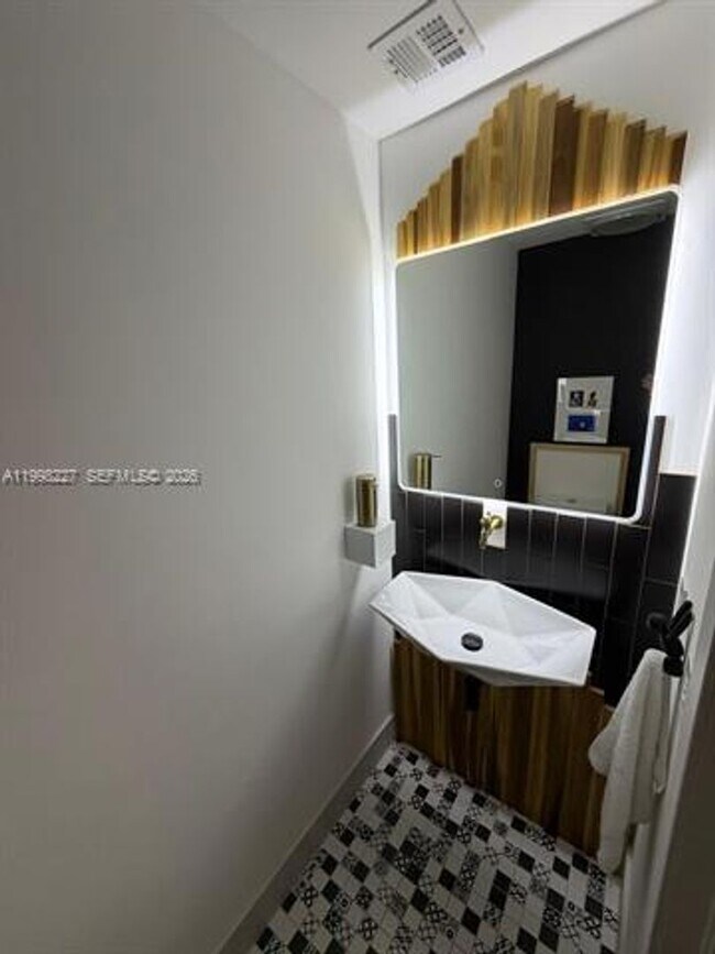 Building Photo - 455 NW 19th Ln