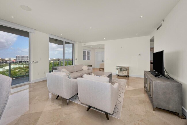 Building Photo - 2645 S Bayshore Dr