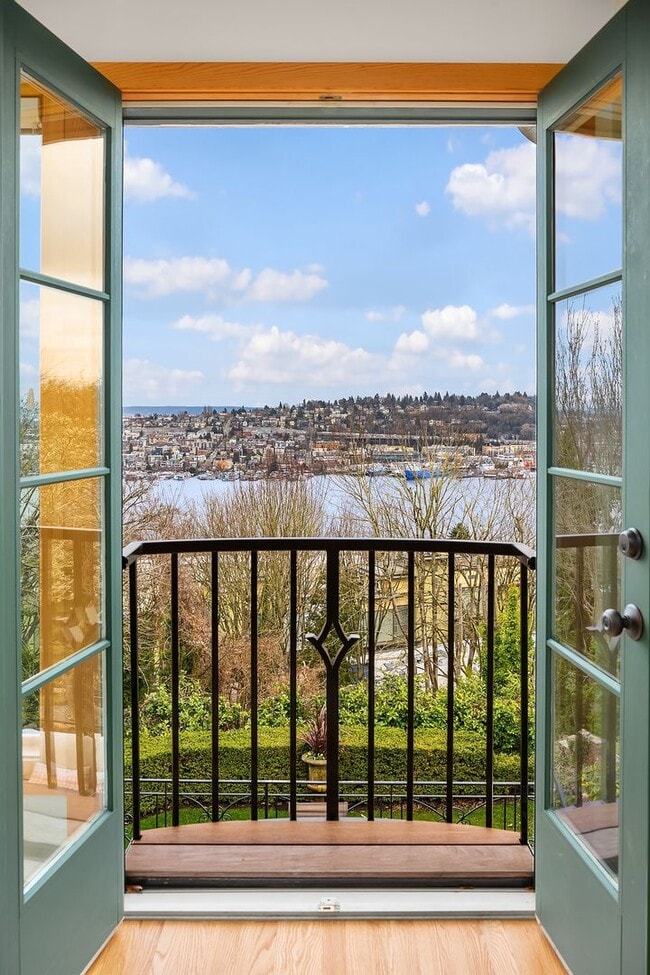 Building Photo - Queen Anne Home