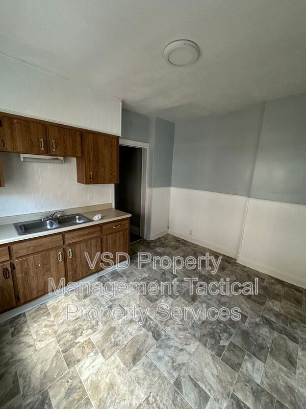 Building Photo - 3285 E 143rd St