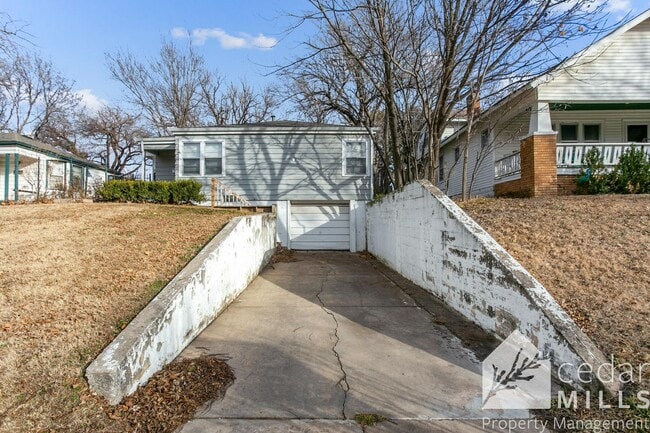 Building Photo - College Hill Gem!