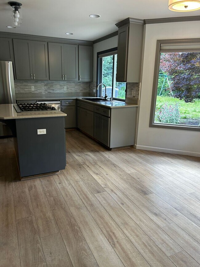 Building Photo - 3bd/2.5ba Redmond Home