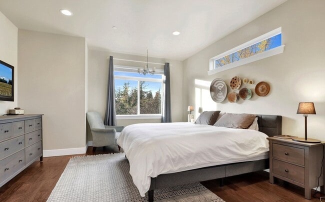 Building Photo - Beautiful Custom 4-bedroom 2.5 bath home. Barkley Neighborhood!