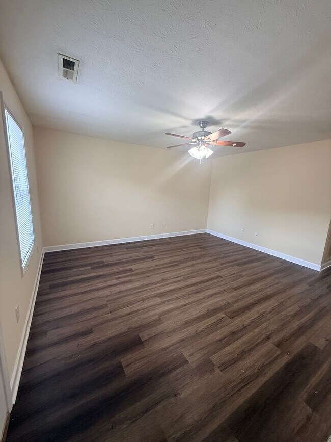 Building Photo - Great townhouse for quiet family living