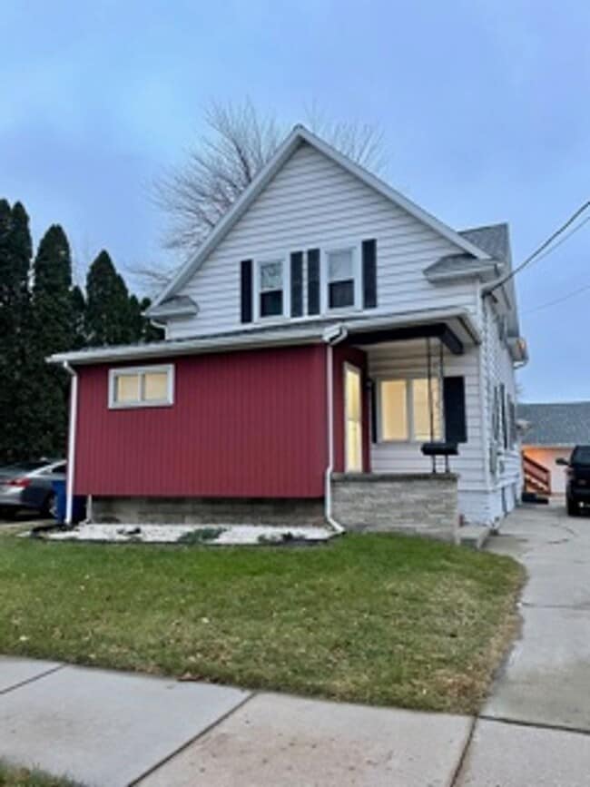 Building Photo - 733 1st St