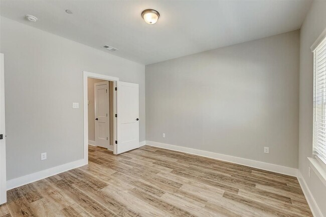 Building Photo - 4700 Colosseum Wy