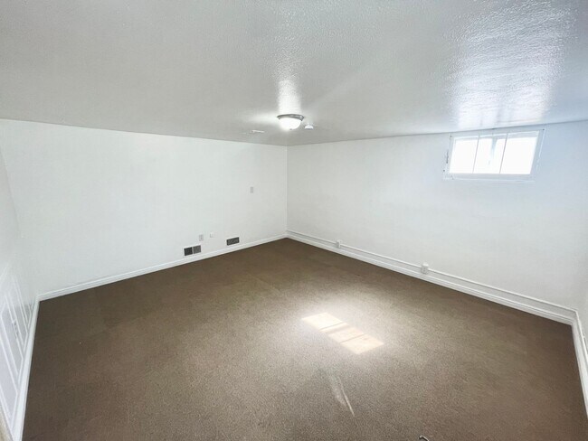Building Photo - 621 N Kimball Ave