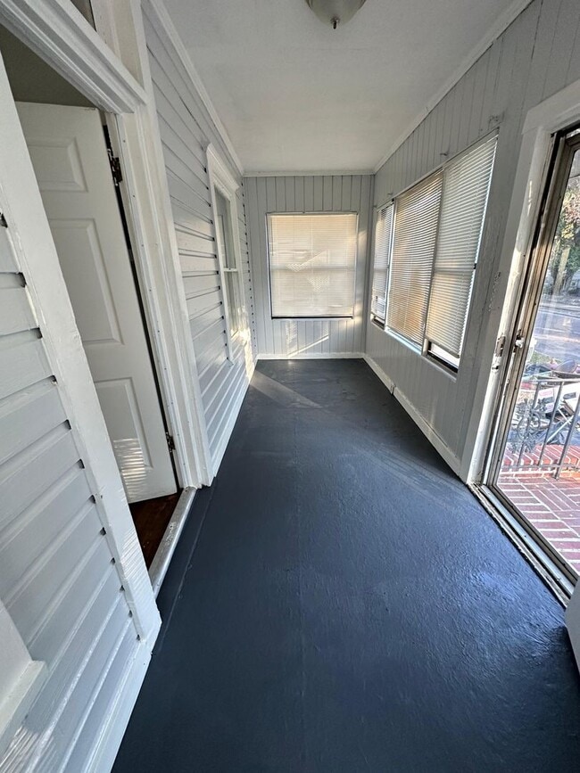 Building Photo - Fully Renovated 2/1 Single Family Ready to Move In!!!