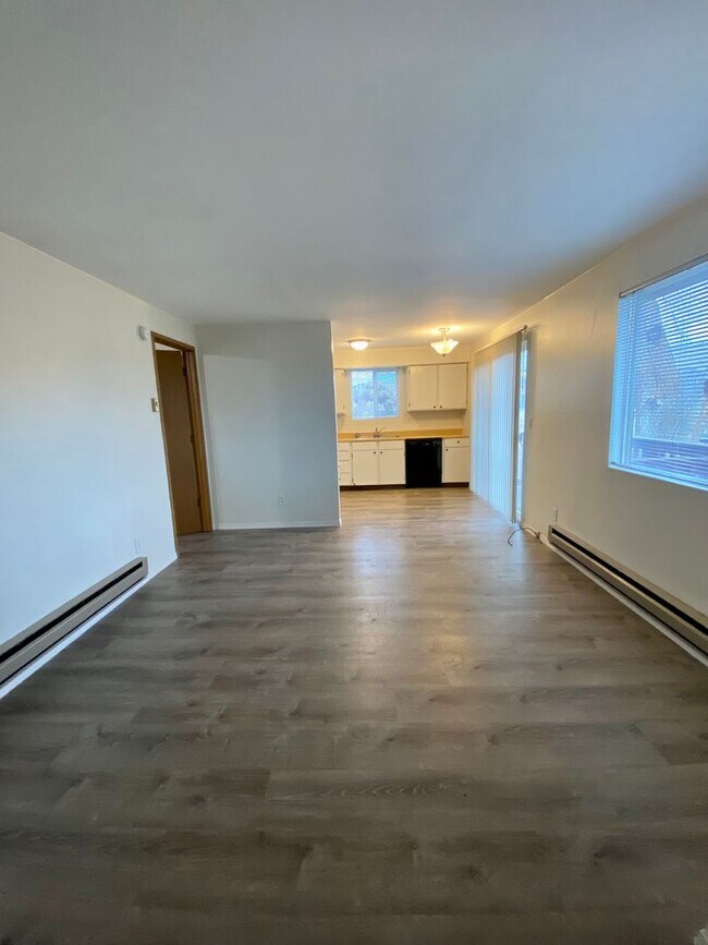 Building Photo - Hard to find 1 bdrm, 1 bath w/ garage!  1.7 miles from Sky Lakes Medical Center and Oregon Tech!