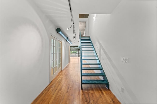 Building Photo - 1005 S Shepherd Dr