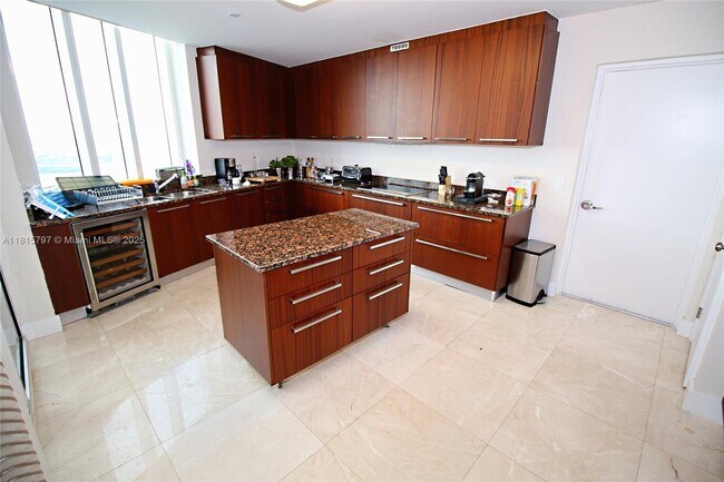 Building Photo - 15901 Collins Ave