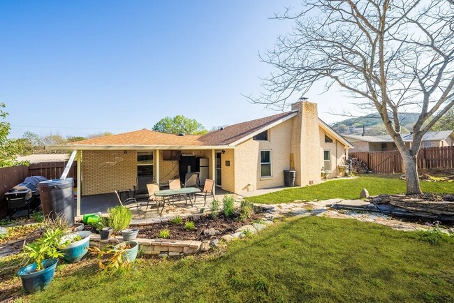 Building Photo - 1213 Donna Kay Dr