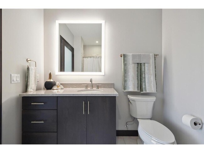 Building Photo - 253 Lake St E