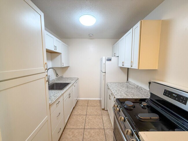 Building Photo - 1700 SW 16th Ct
