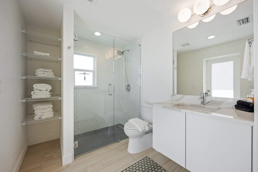 Building Photo - 220 June Dr