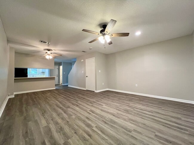 Building Photo - AVAILABLE JUNE (NO PETS PERMITTED)
