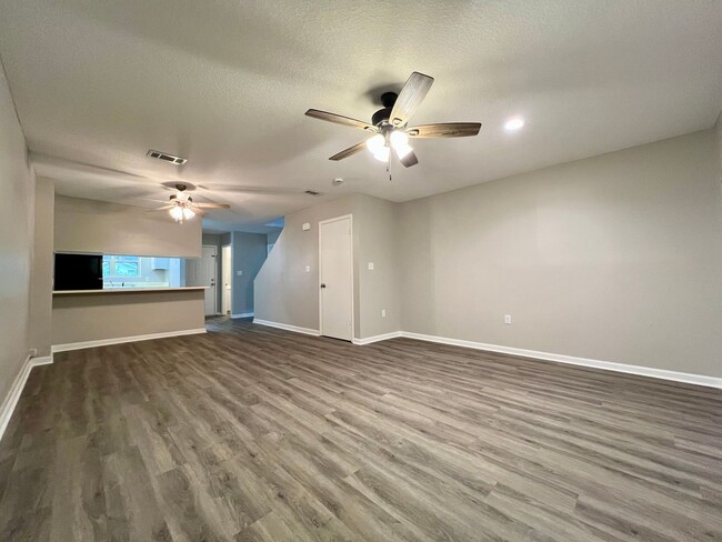 Building Photo - NEWLY REMODELED MOVE-IN READY (NO PETS PER...