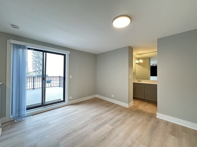 Building Photo - 1220 N La Salle Dr