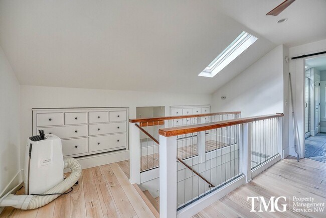 Building Photo - 3 BD SW Portland Home Near Multnomah Village