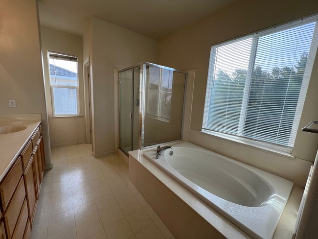 Building Photo - Large Two Story Crossroads Home!