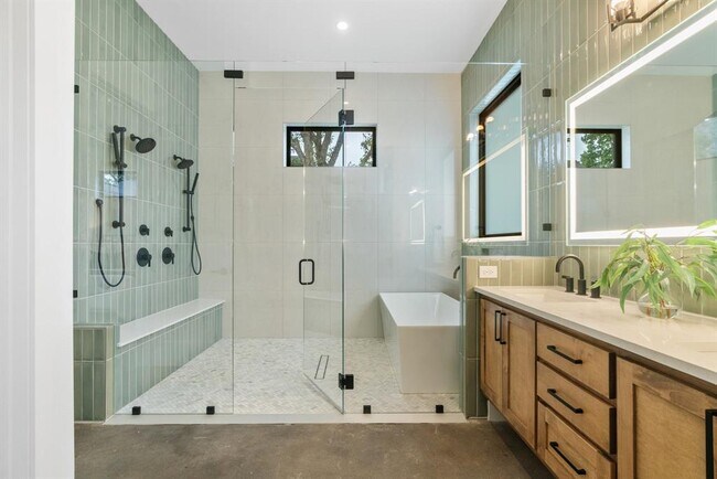 Building Photo - 603 E 47th St