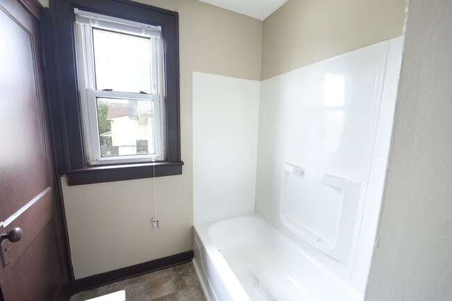 Building Photo - 3 Bedroom, 1 Bath Townhome, Basement