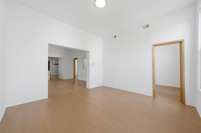 Building Photo - 3300 N Southport Ave