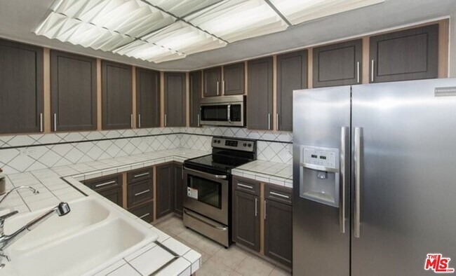 Building Photo - 10535 Wilshire Blvd