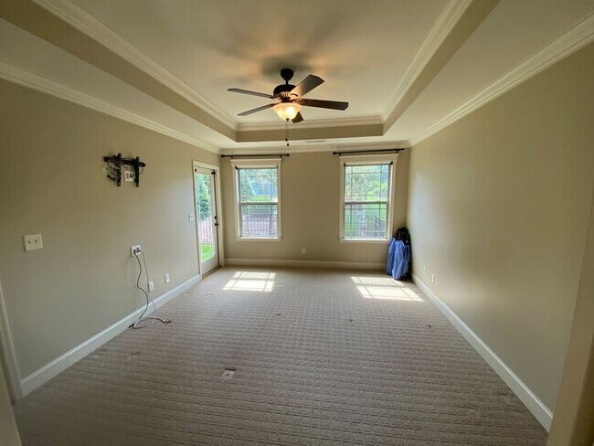 Building Photo - Now Offering ONE-MONTH FREE as Move-in Cre...