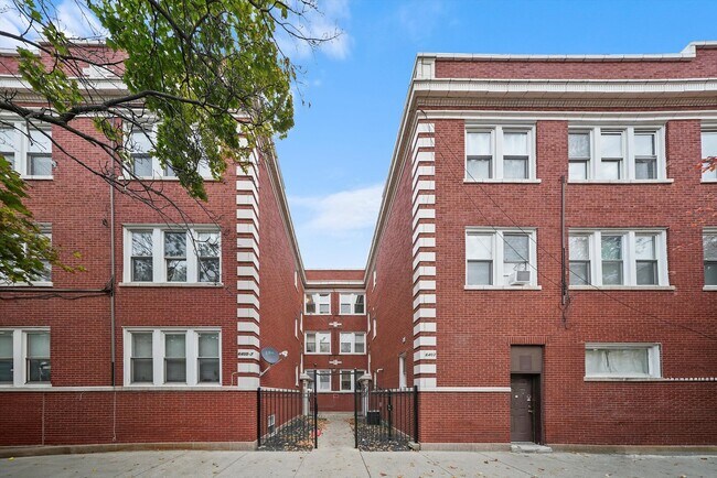 Primary Photo - 6407 N Wayne Ave