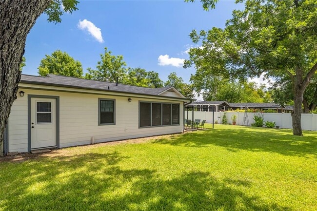 Building Photo - 305 Sunset Dr
