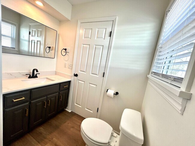 Building Photo - Well appointed 2 bed, 2.5 bath Townhouse Partial Utilities Included!