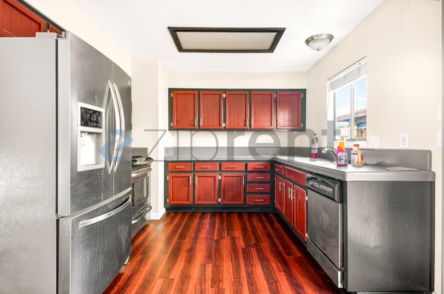 Building Photo - 836 W Atkins Ave