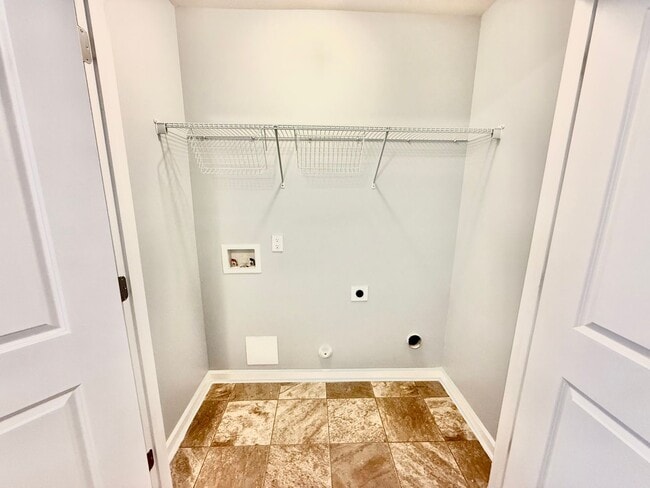 Building Photo - Beautiful 2 Bed 2.5 Bath townhome located ...