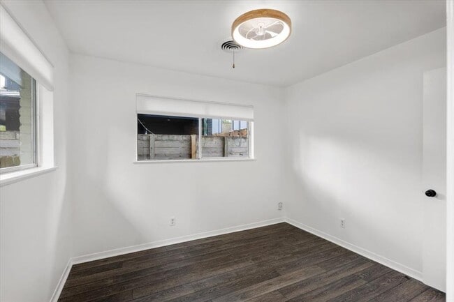 Building Photo - 1717 Bluebonnet Ln