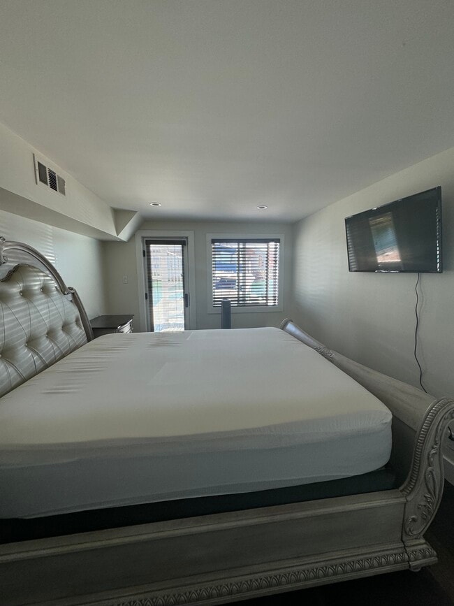 Building Photo - 686 Port Dr