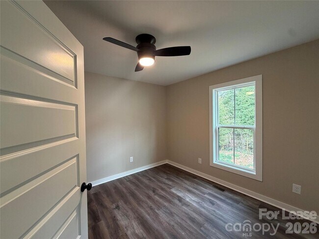 Building Photo - 620 W Bell St