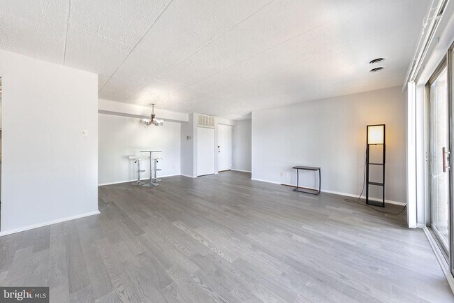 Building Photo - 2600 Indian Dr
