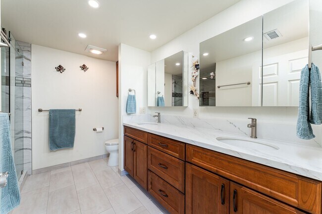 Building Photo - Beautiful Renovated and Furnished 2 bed/2 bath, walk to the beach